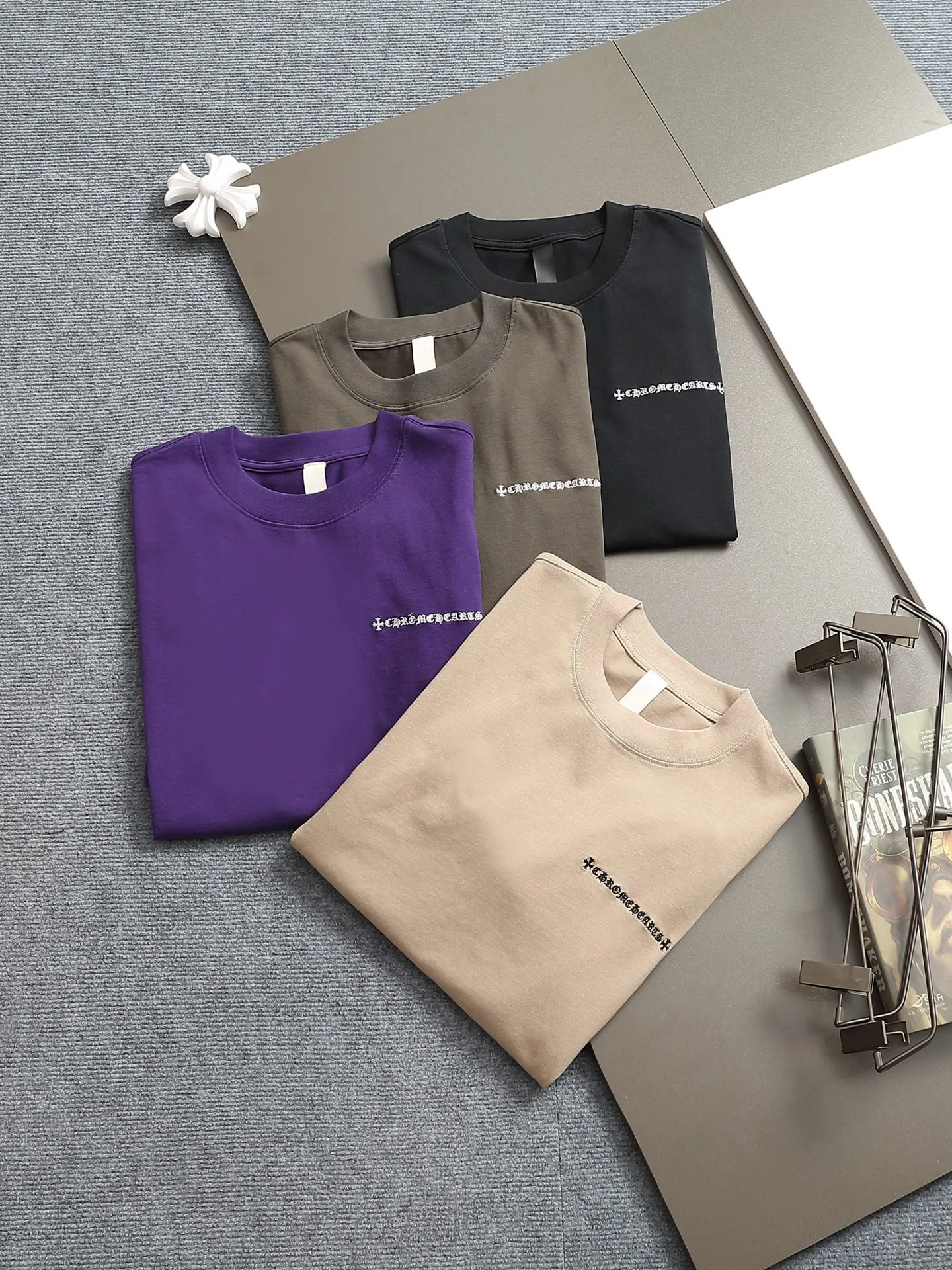 🅿️220 Chrome hearts ch Chrome hearts cross leather short-sleeved T-shirts. Large version. Loose and stylish. The difference is the low version, the slim version, the upper body and the crotch. 100% commitment: top quality, not fast food. The highest version on the market. Top quality, 320 grams. 26 custom-dyed double yarn cotton, same style for men and women, complete with three standards. Color: Black Purple Brown Khaki Size: XS-L Size chart: